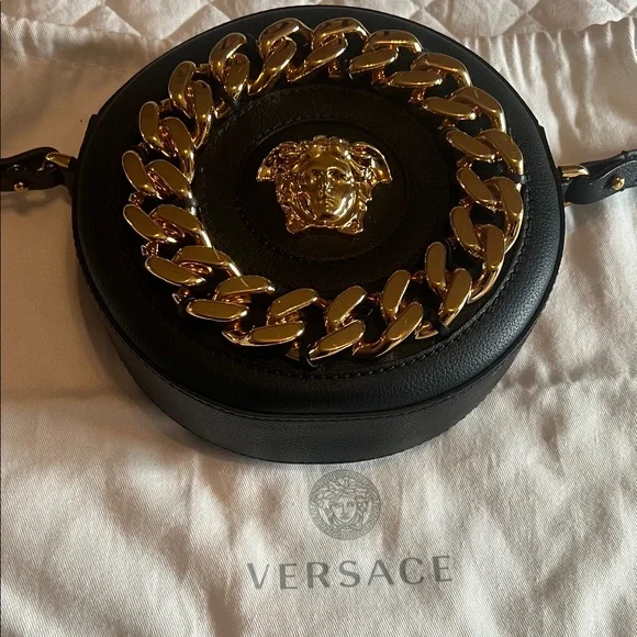 ✨Versace Black and Gold Shoulder Bag✨ - Picture 3 of 12